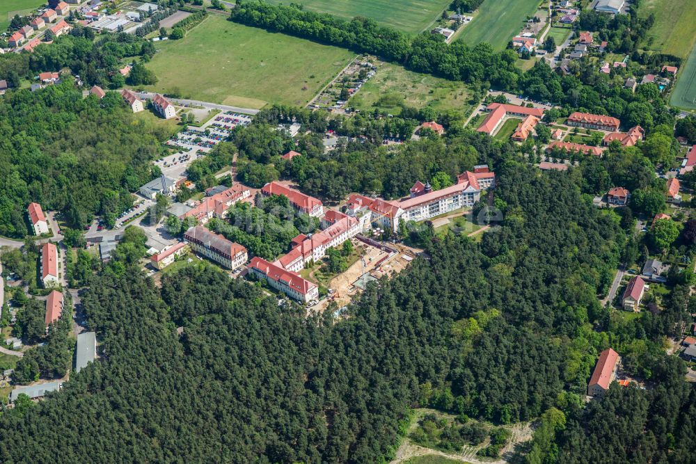 Luftbild Treuenbrietzen - Klinikgelände des Krankenhauses Johanniter-Krankenhaus in Treuenbrietzen im Bundesland Brandenburg, Deutschland
