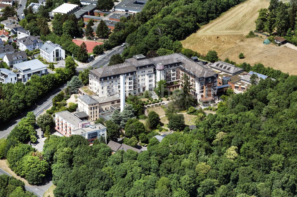 Luftaufnahme Königstein im Taunus - Klinikgelände des Krankenhauses Klinik Königstein der KVB in Königstein im Taunus im Bundesland Hessen, Deutschland