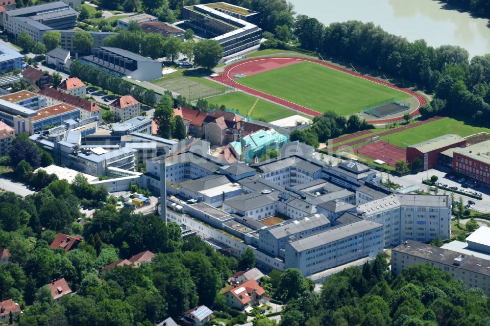 Luftaufnahme Passau - Klinikgelände des Krankenhauses Klinikum Passau an der Innstraße im Ortsteil Haidenhof in Passau im Bundesland Bayern, Deutschland