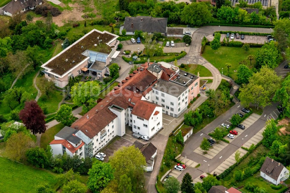 Ettenheim von oben - Klinikgelände des Krankenhauses Kreiskrankenhaus Ortenauklinik in Ettenheim im Bundesland Baden-Württemberg, Deutschland