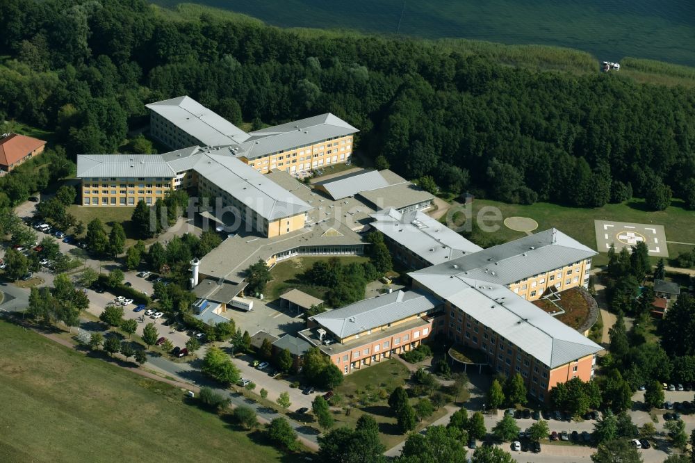 Luftaufnahme Plau am See - Klinikgelände des Krankenhauses MediClin Krankenhaus Plau am See Quetziner Straße in Plau am See im Bundesland Mecklenburg-Vorpommern