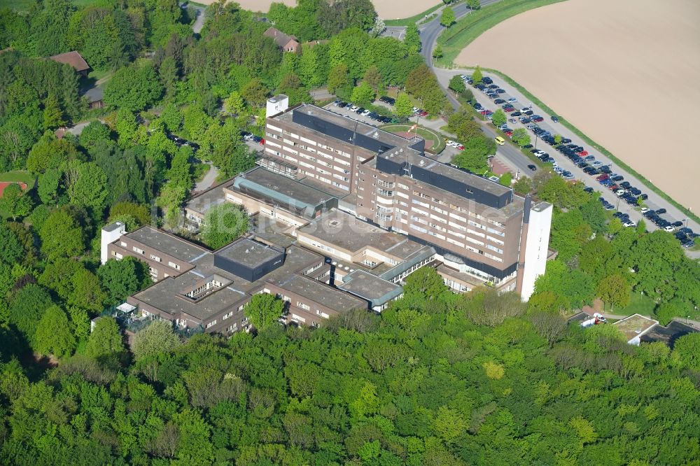 Luftaufnahme Lübbecke - Klinikgelände des Krankenhauses Mühlenkreiskliniken AöR in Lübbecke im Bundesland Nordrhein-Westfalen, Deutschland