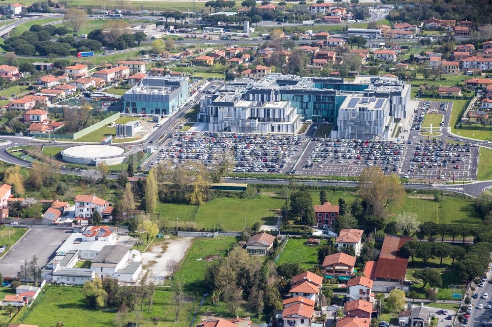 Luftbild Massa - Klinikgelände des Krankenhauses Nuova Ospedale Apuano in Massa in Toskana, Italien