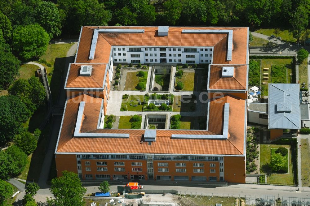 Luftbild Berlin - Klinikgelände des Krankenhauses Park-Klinik Weißensee im Ortsteil Weißensee in Berlin, Deutschland