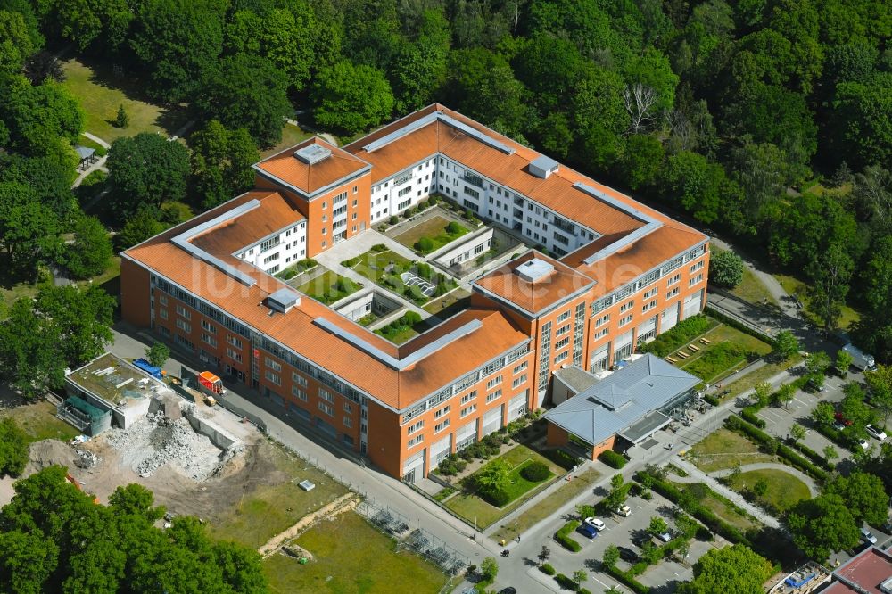 Luftaufnahme Berlin - Klinikgelände des Krankenhauses Park-Klinik Weißensee im Ortsteil Weißensee in Berlin, Deutschland