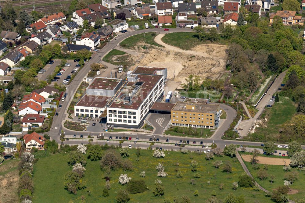 Luftaufnahme Bretten - Klinikgelände des Krankenhauses Rechbergklinik Bretten Notfall-Ambulanz in Bretten im Bundesland Baden-Württemberg, Deutschland