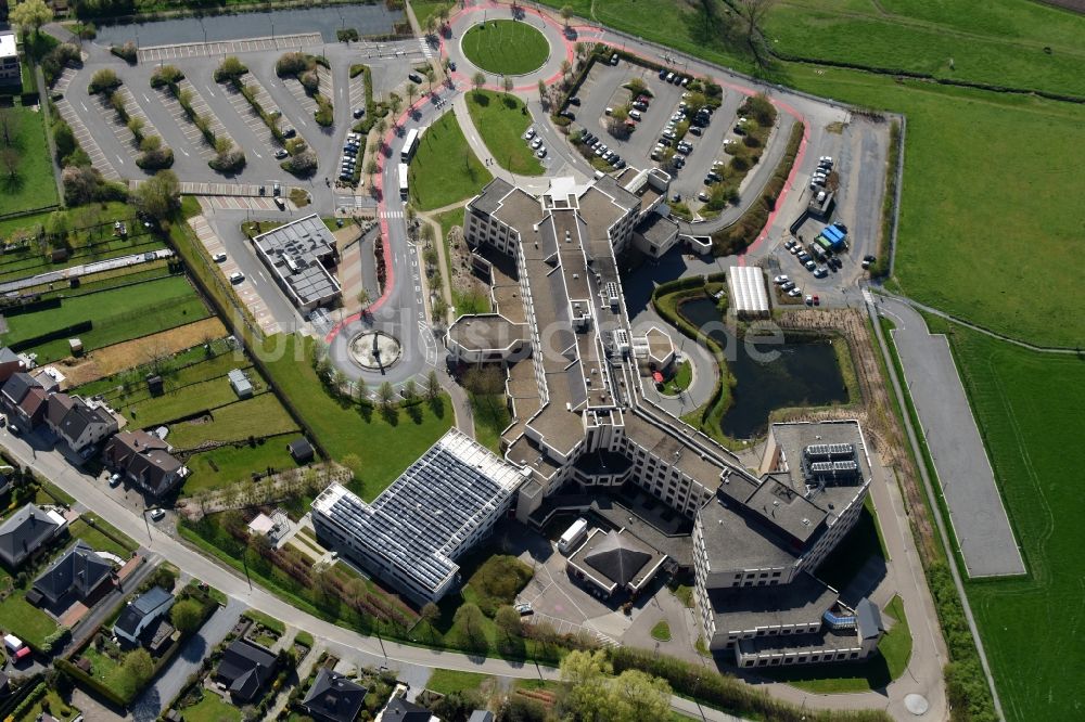 Luftaufnahme Halle - Klinikgelände des Krankenhauses Reg. Ziekenhuis St Maria Ziekenhuislaan und AZ Sint - Maria in Halle in Vlaanderen, Belgien