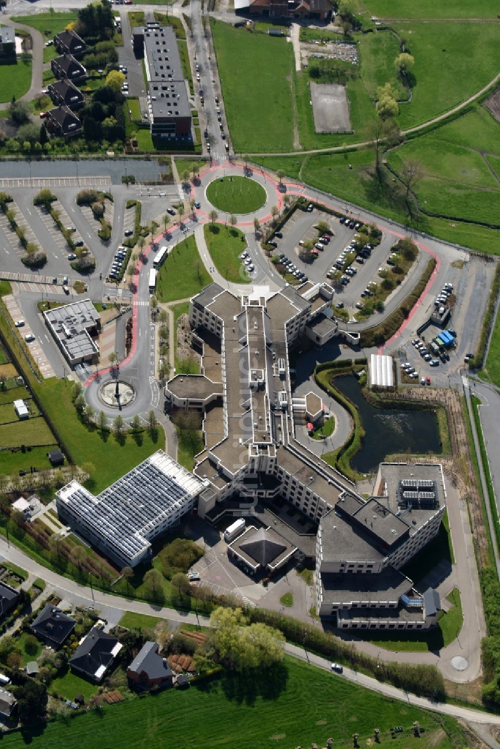 Halle von oben - Klinikgelände des Krankenhauses Reg. Ziekenhuis St Maria Ziekenhuislaan und AZ Sint - Maria in Halle in Vlaanderen, Belgien