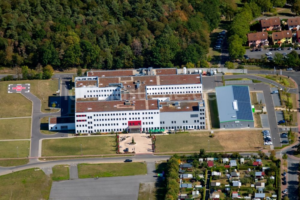 Wertheim von oben - Klinikgelände des Krankenhauses Rotkreuzklinik Wertheim im Ortsteil Wartberg in Wertheim im Bundesland Baden-Württemberg, Deutschland