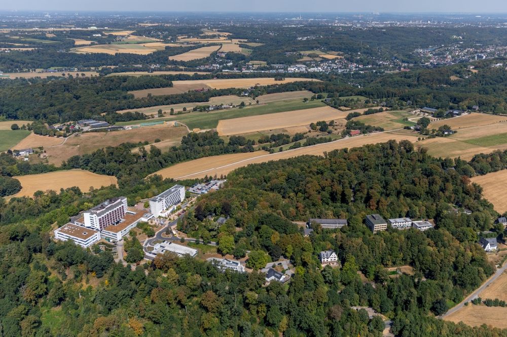 Luftaufnahme Essen - Klinikgelände des Krankenhauses Ruhrlandklinik am Tüschener Weg im Ortsteil Werden in Essen im Bundesland Nordrhein-Westfalen, Deutschland