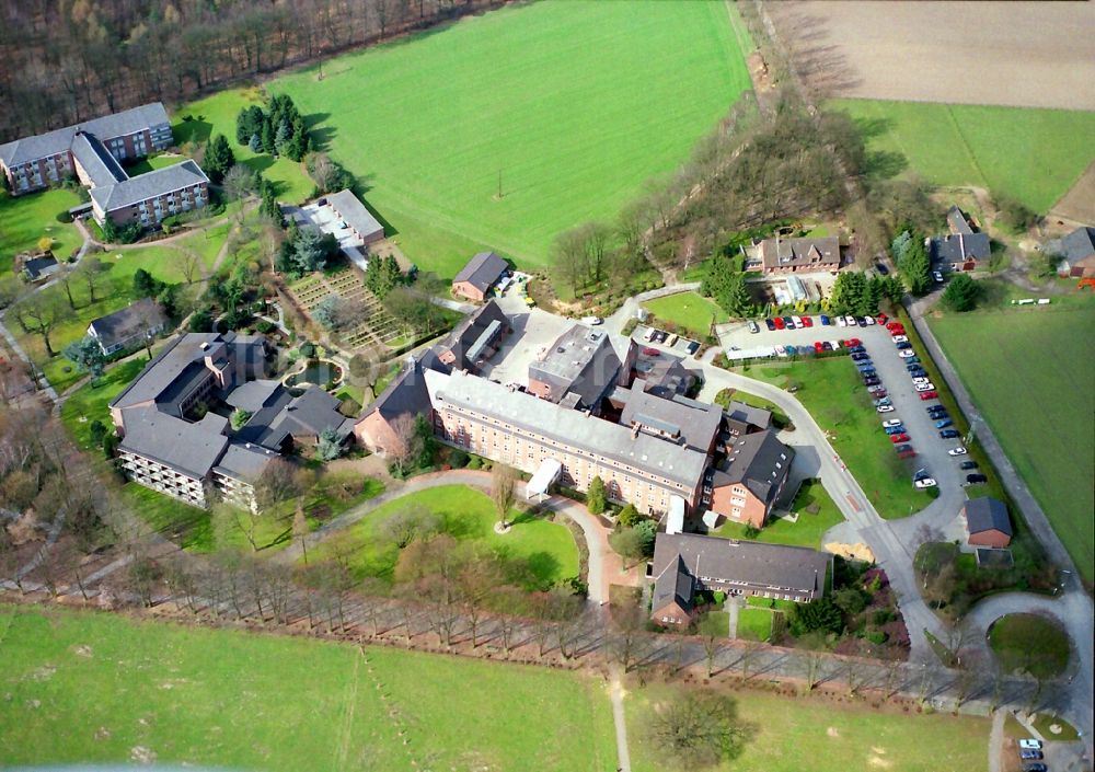 Luftaufnahme Xanten - Klinikgelände des Krankenhauses der Sankt Josef-Hospital GmbH in Xanten im Bundesland Nordrhein-Westfalen, Deutschland