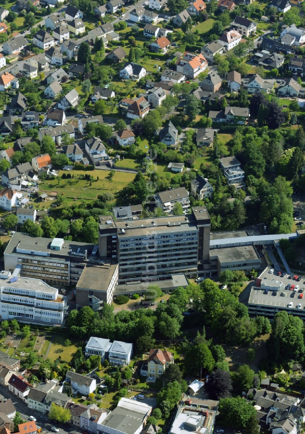 Menden (Sauerland) aus der Vogelperspektive: Klinikgelände des Krankenhauses Sankt Vincenz-Krankenhaus in Menden (Sauerland) im Bundesland Nordrhein-Westfalen