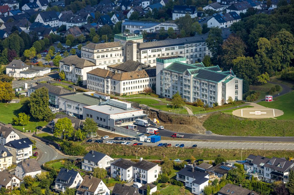 Luftbild Meschede - Klinikgelände des Krankenhauses Sankt Walburga-Krankenhaus Meschede Notfall in Meschede im Bundesland Nordrhein-Westfalen