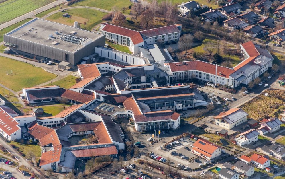 Vogtareuth von oben - Klinikgelände des Krankenhauses Schön-Klinik in Vogtareuth im Bundesland Bayern, Deutschland