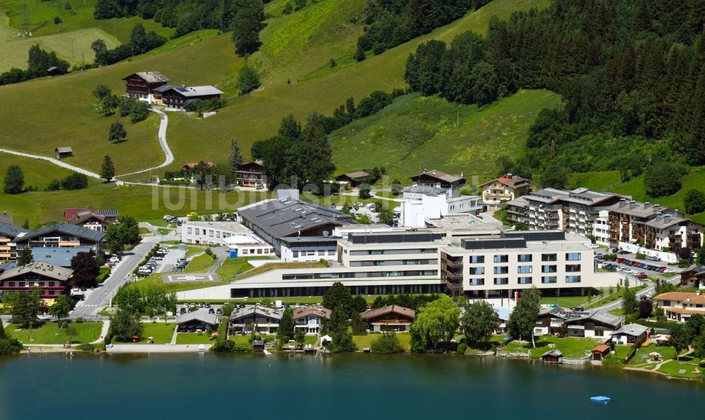 Zell am See von oben - Klinikgelände des Krankenhauses Tauern Hospital in Zell am See in Österreich