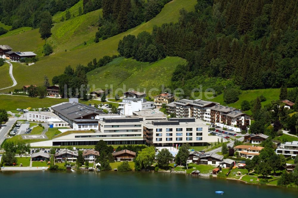 Zell am See aus der Vogelperspektive: Klinikgelände des Krankenhauses Tauern Hospital in Zell am See in Österreich