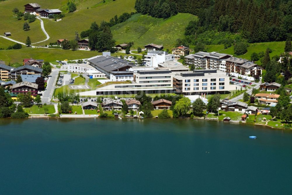 Luftaufnahme Zell am See - Klinikgelände des Krankenhauses Tauern Hospital in Zell am See in Österreich