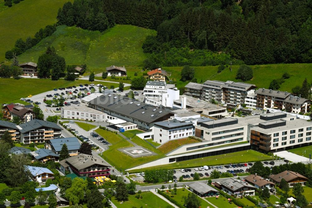 Luftaufnahme Zell am See - Klinikgelände des Krankenhauses Tauern Hospital in Zell am See in Österreich