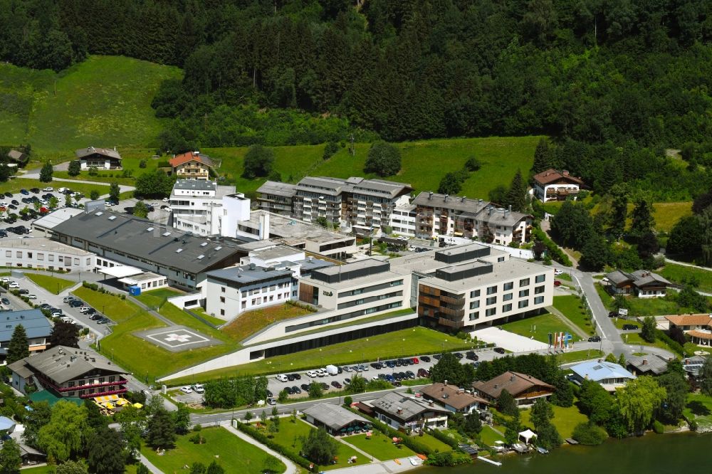 Zell am See von oben - Klinikgelände des Krankenhauses Tauern Hospital in Zell am See in Österreich
