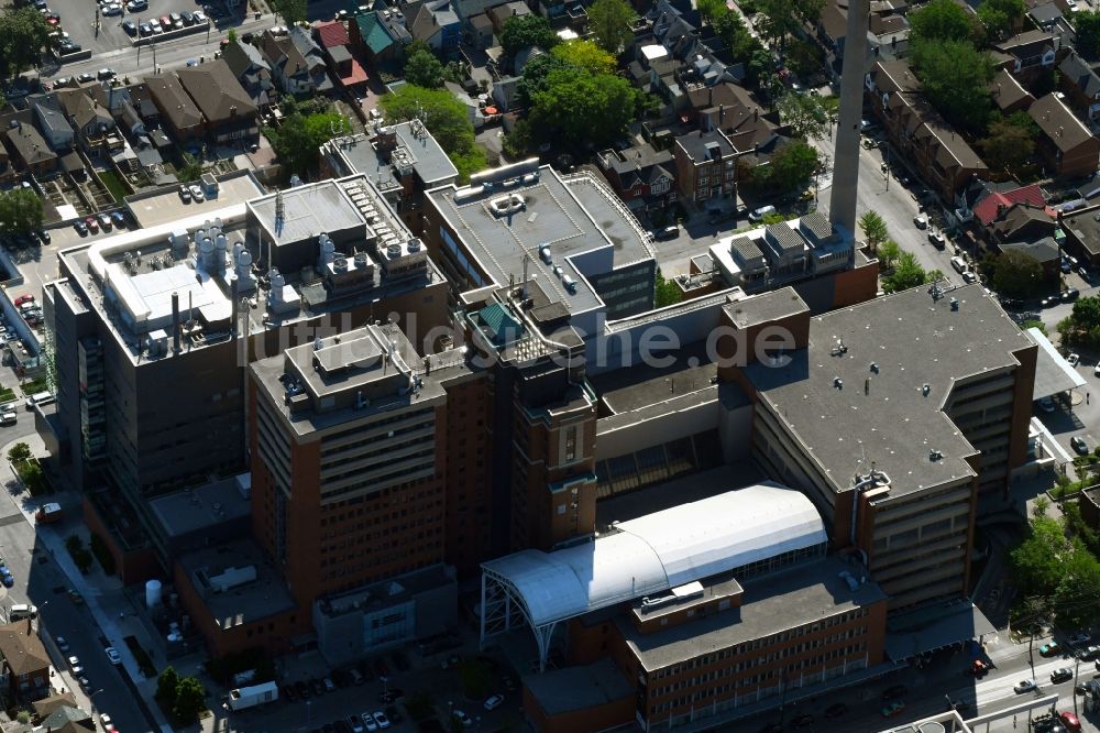 Luftaufnahme Toronto - Klinikgelände des Krankenhauses Toronto Western Hospital an der Bathurst Street in Toronto in Ontario, Kanada