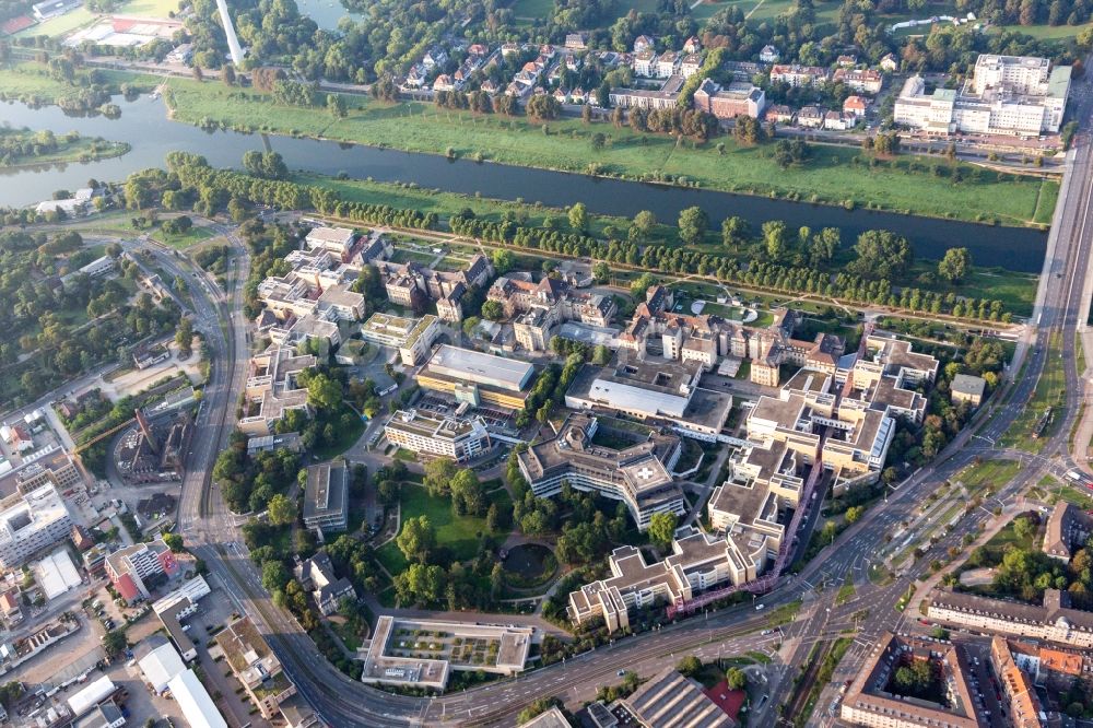 Luftbild Mannheim - Klinikgelände des Krankenhauses der Universitätsklinik und dem Klinikum Mannheim am Ufer des Neckar in Mannheim im Bundesland Baden-Württemberg, Deutschland
