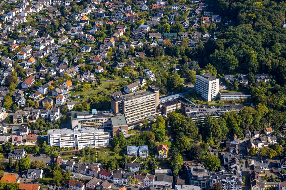 Menden (Sauerland) von oben - Klinikgelände des Krankenhauses St. Vincenz Krankenhaus Menden in Menden (Sauerland) im Bundesland Nordrhein-Westfalen, Deutschland
