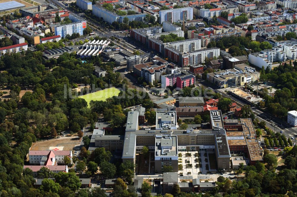 Luftaufnahme Berlin - Klinikgelände des Krankenhauses Vivantes Klinikum im Friedrichshain in Berlin