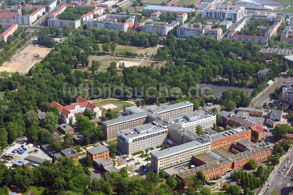 Luftbild Berlin - Klinikgelände des Krankenhauses Vivantes Klinikum im Friedrichshain in Berlin