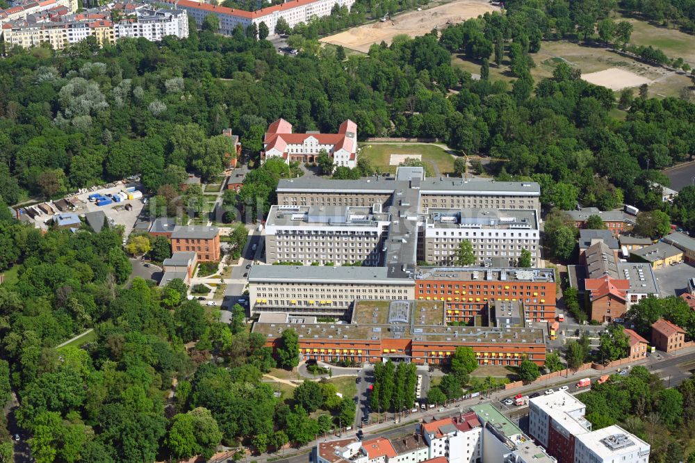 Luftaufnahme Berlin - Klinikgelände des Krankenhauses Vivantes Klinikum im Friedrichshain in Berlin