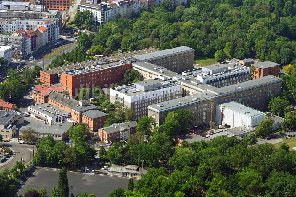 Berlin aus der Vogelperspektive: Klinikgelände des Krankenhauses Vivantes Klinikum im Friedrichshain in Berlin