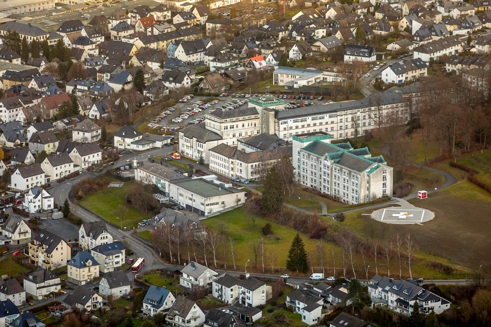 Luftbild Meschede - Klinikgelände des Krankenhauses St. Walburga-Krankenhaus Meschede in Meschede im Bundesland Nordrhein-Westfalen, Deutschland