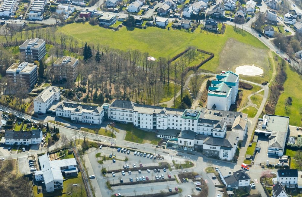 Luftaufnahme Meschede - Klinikgelände des Krankenhauses St. Walburga-Krankenhaus Meschede in Meschede im Bundesland Nordrhein-Westfalen, Deutschland
