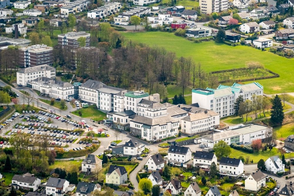 Luftaufnahme Meschede - Klinikgelände des Krankenhauses St. Walburga-Krankenhaus Meschede in Meschede im Bundesland Nordrhein-Westfalen, Deutschland