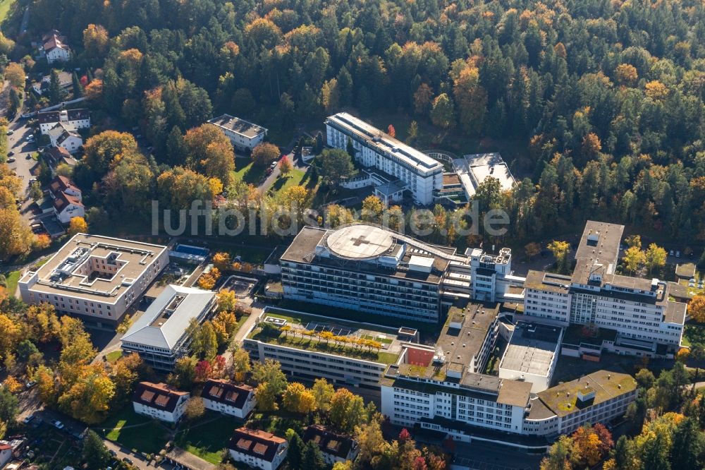 Luftaufnahme Karlsbad - Klinikgelände des Rehabilitationszentrums der Rehaklinik in Karlsbad im Bundesland Baden-Württemberg, Deutschland