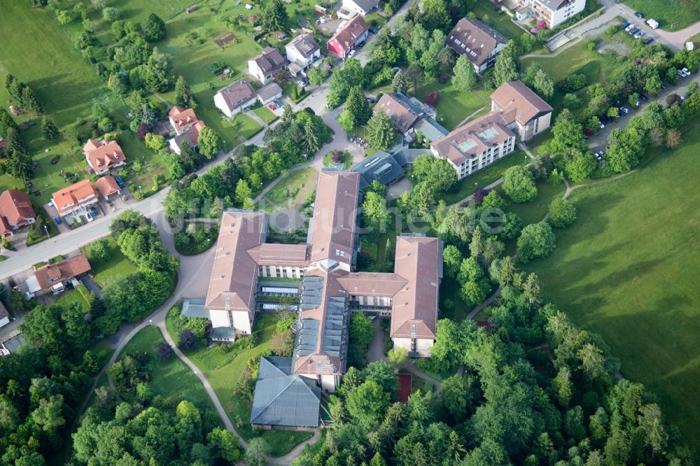 Luftaufnahme Dobel - Klinikgelände des Rehabilitationszentrums der Rehaklinik im Luftkurort Dobel im Bundesland Baden-Württemberg