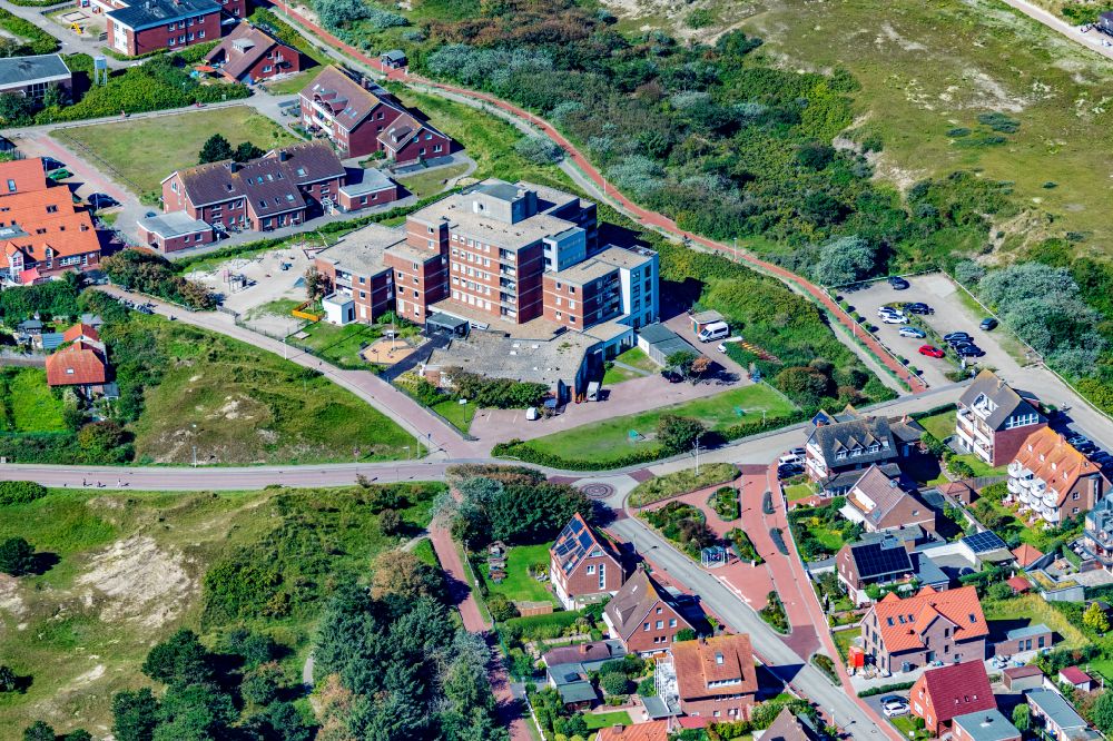 Luftaufnahme Norderney - Klinikgelände des Rehabilitationszentrums der Rehaklinik Theraphiezentrum Kurzentrum Norderney in Norderney im Bundesland Niedersachsen, Deutschland