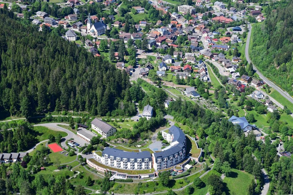 Luftbild Todtmoos - Klinikgelände des Rehabilitationszentrums Wehrawald und Stadtansicht von Todtmoos im Bundesland Baden-Württemberg, Deutschland