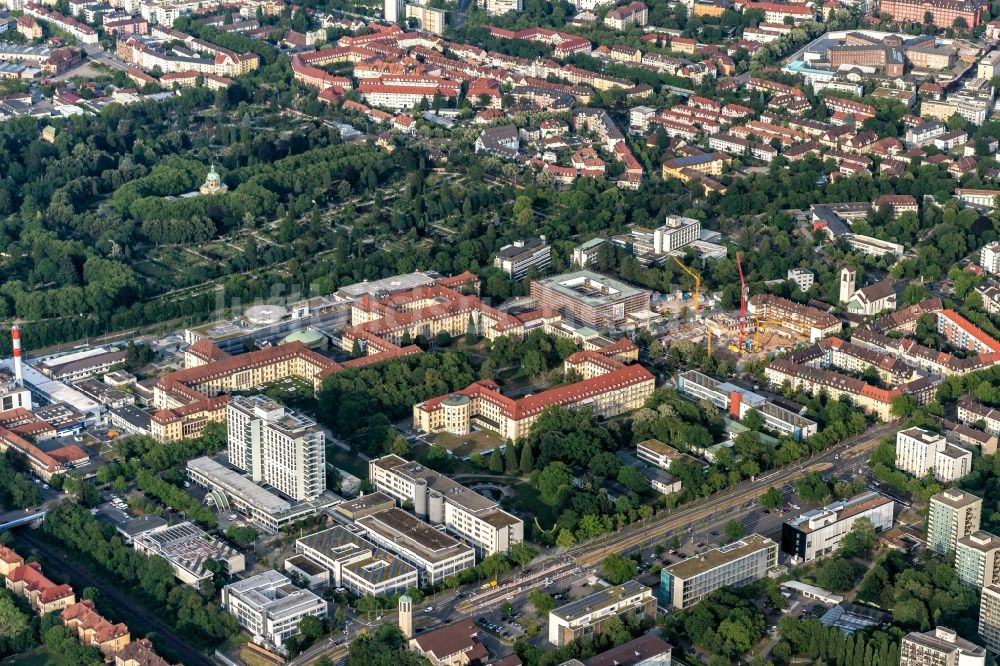 Luftaufnahme Freiburg im Breisgau - Klinikgelände der Universitätsklinik in Freiburg im Breisgau im Bundesland Baden-Württemberg