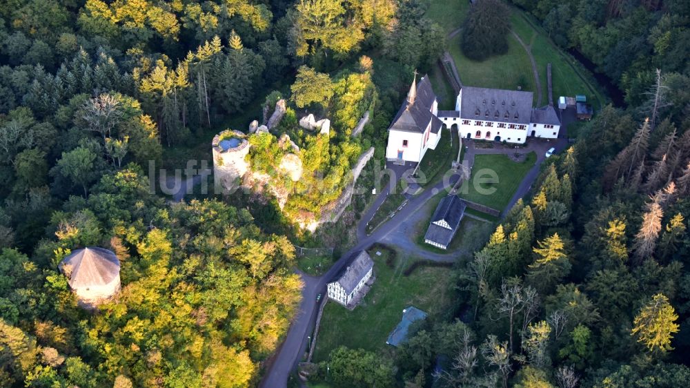 Asbach von oben - Kloster und Burg Ehrenstein in Asbach im Bundesland Rheinland-Pfalz, Deutschland