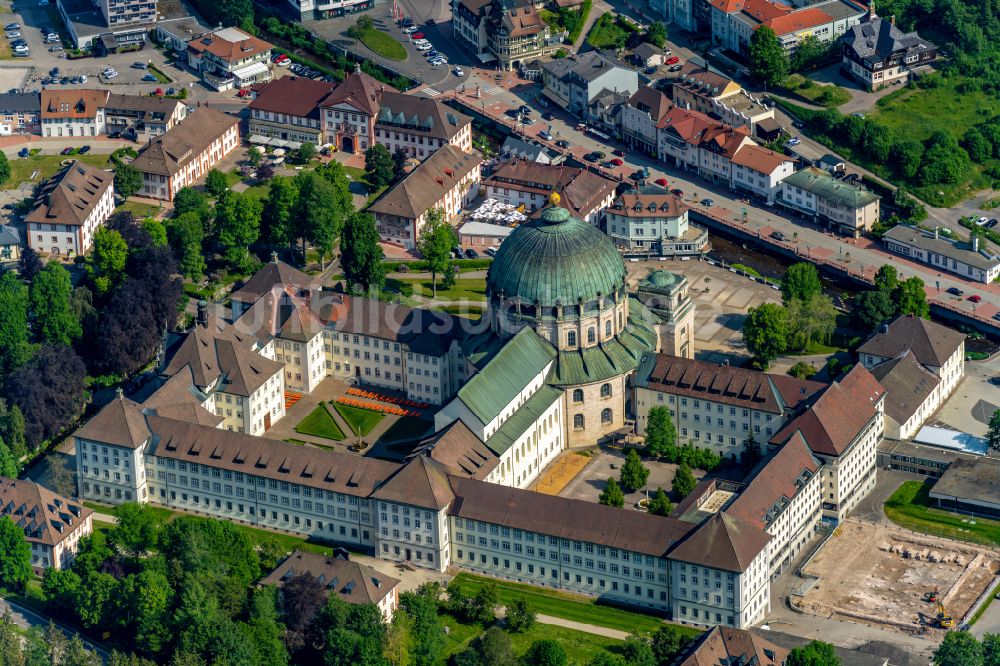 Sankt Blasien aus der Vogelperspektive: Kloster und Dom in Sankt Blasien im Bundesland Baden-Württemberg, Deutschland