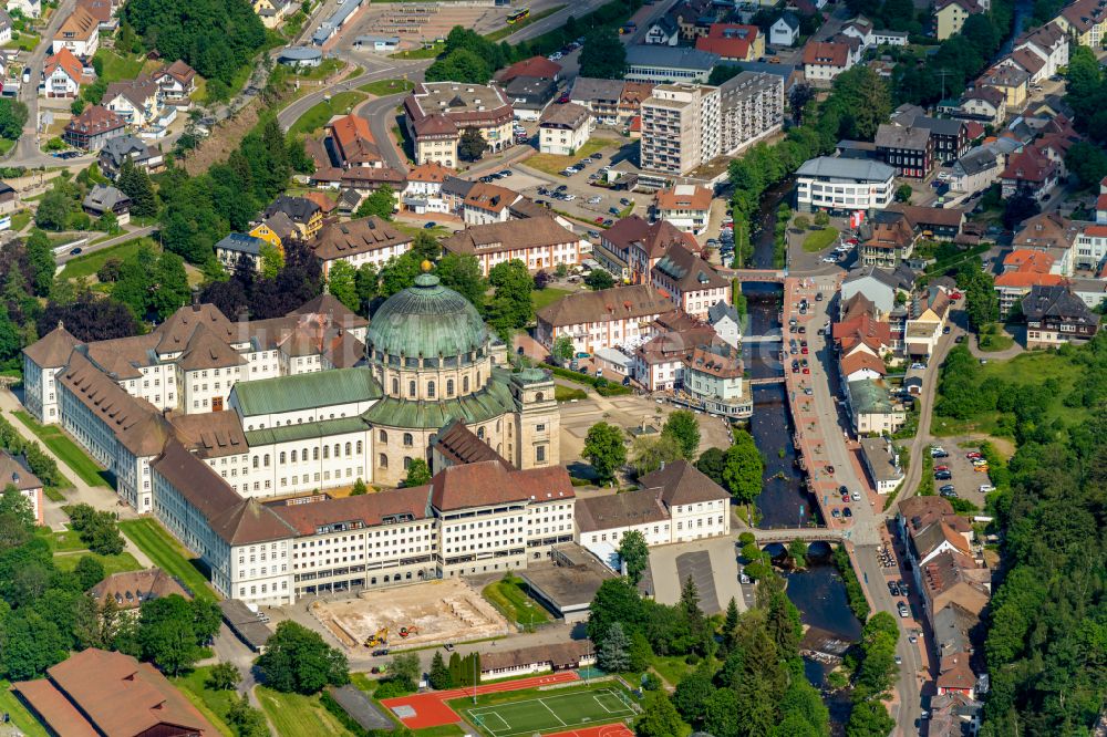 Sankt Blasien von oben - Kloster und Dom in Sankt Blasien im Bundesland Baden-Württemberg, Deutschland