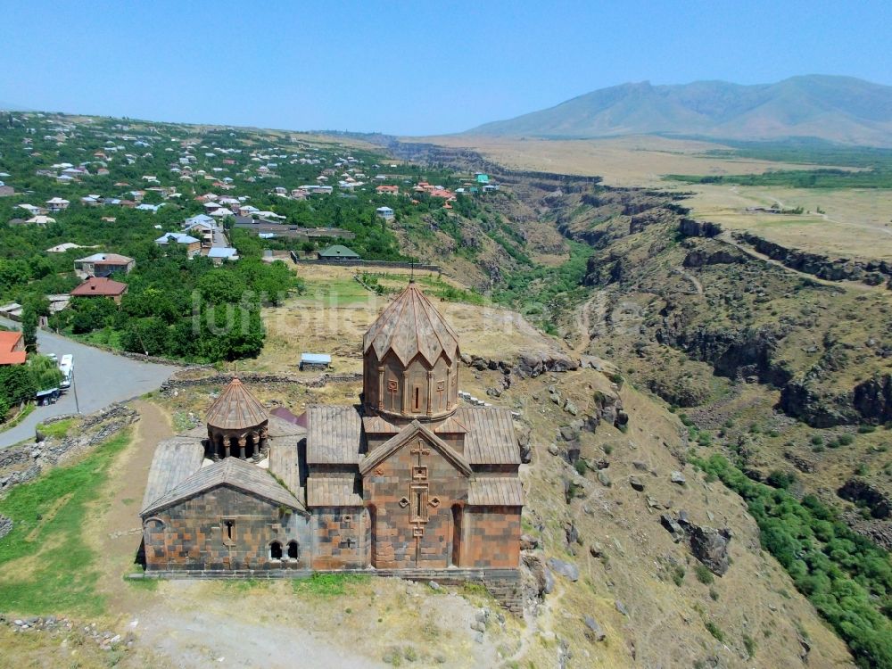 Luftaufnahme Ohanavan - Kloster Hovhanavankh am Rand der Schlucht des Khasachin in Ohanavan in Aragatsotn Province, Armenien