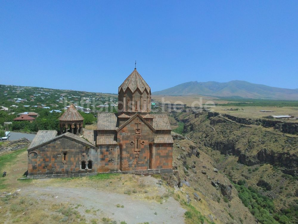 Ohanavan aus der Vogelperspektive: Kloster Hovhanavankh am Rand der Schlucht des Khasachin in Ohanavan in Aragatsotn Province, Armenien