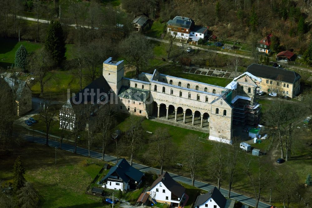 Paulinzella aus der Vogelperspektive: Kloster mit Kirchenruine in Paulinzella im Bundesland Thüringen, Deutschland