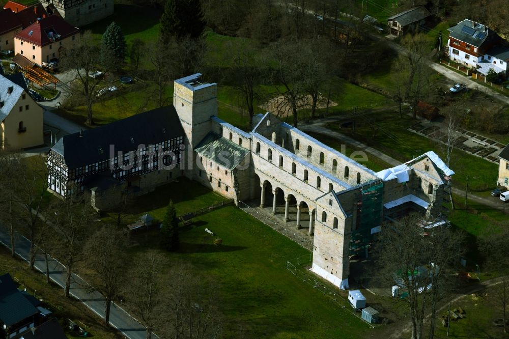 Paulinzella von oben - Kloster mit Kirchenruine in Paulinzella im Bundesland Thüringen, Deutschland
