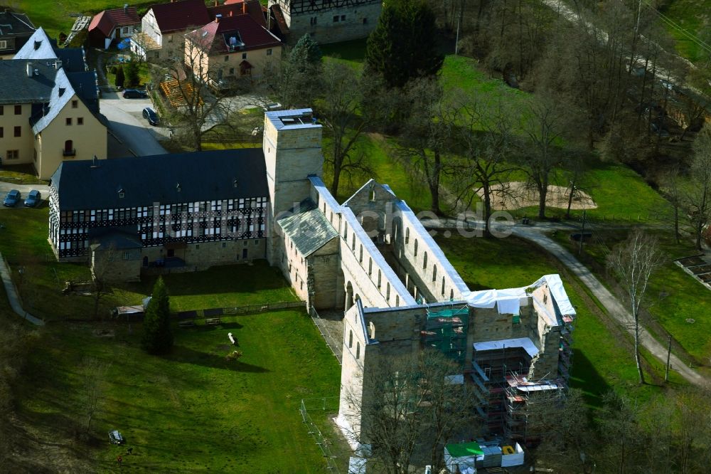 Paulinzella aus der Vogelperspektive: Kloster mit Kirchenruine in Paulinzella im Bundesland Thüringen, Deutschland
