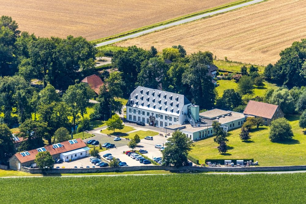 Soest von oben - Kloster Paradiese Spezialklinik für Krebskrankheiten in Soest im Bundesland Nordrhein-Westfalen, Deutschland
