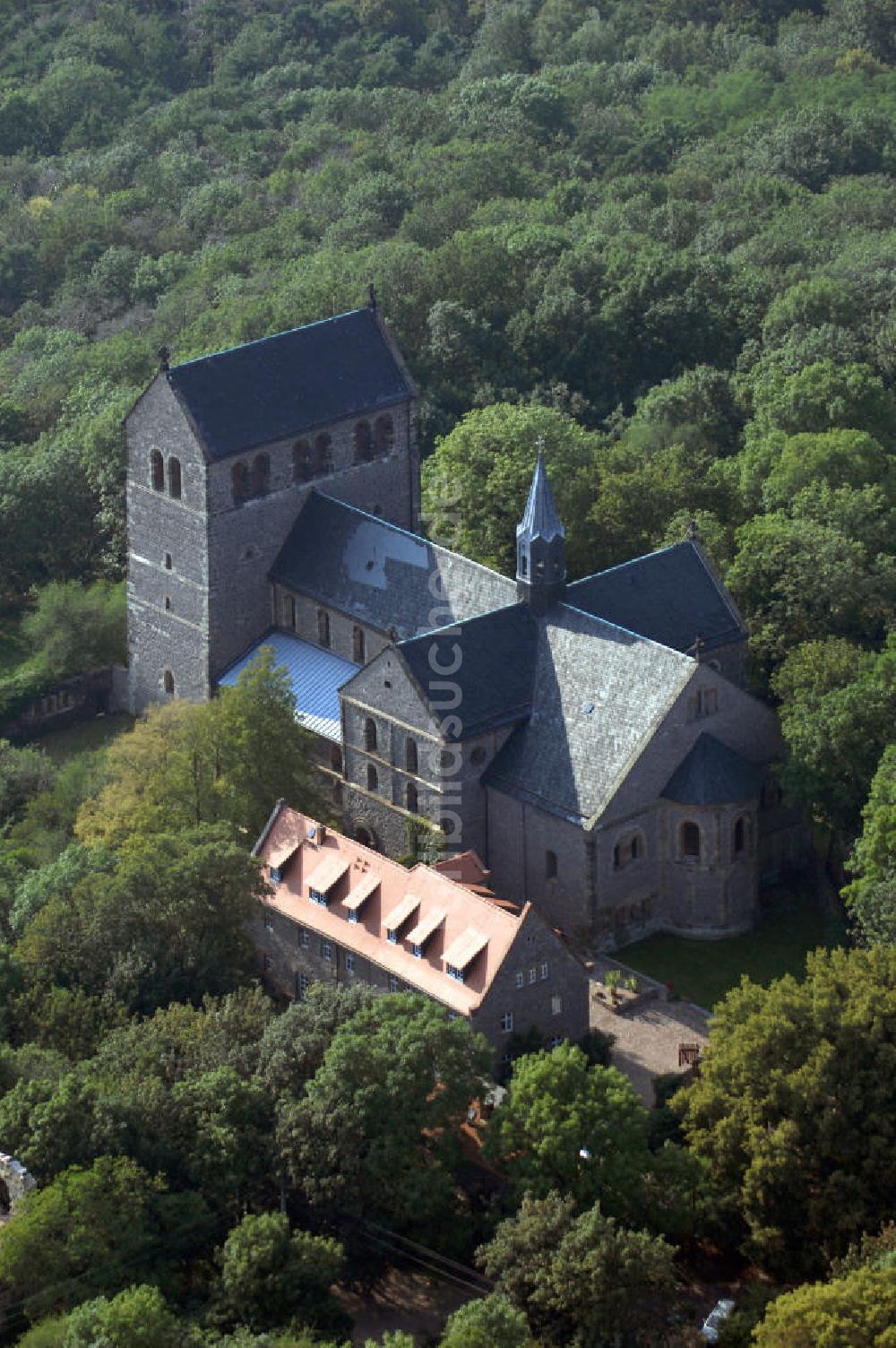 Petersberg aus der Vogelperspektive: Kloster Petersberg Stiftskirche St.Petrus