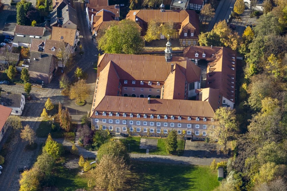 Rietberg aus der Vogelperspektive: Kloster Rietberg mit Klosterkirche St.Katharina in Rietberg im Bundesland Nordrhein-Westfalen NRW