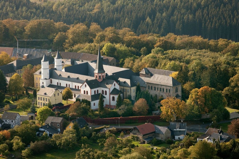 Kall OT Steinfeld von oben - Kloster Steinfeld im gleichnamigen Ortsteil in Kall im Bundesland Nordrhein-Westfalen